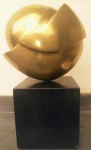 M.ZARDI - ESCULTURA EM BRONZE NA FORMA DE ESFERA SOBRE GROSSA BASE EM MÁRMORE NEGRO ASSINADA NA PEÇA . MEDIDAS:  PEÇA : 30 CM X 20 CM X 20 CM E BASE 20 CM X  20 CM X 20 CM