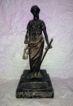 ESCULTURA EM BRONZE REPRESENTANDO " JUSTIÇA" COM BASE EM MÁRMORE . MEDIDAS DA OBRA : 19 CM ALTURA E BASE MEDINDO 10 CM X 10 CM X 05 CM ALT.