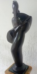 VICTOR BRECHERET "TOCADORA DE GUITARRA"ESCULTURA EM  BRONZE ASSINADA NA PEÇA COM BASE EM MÁRMORE . MEDIDAS : 71 CM X 30 CM