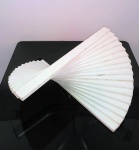 ASCÂNIO MMM, ESCULTURA   DE MADEIRA PINTADA EM BRANCO  - MEDIDAS: 40 CM X 30 CM X 25 CM .( PINTURA NECESSITA DE PEQUENOS RETOQUES)