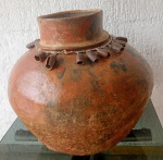 VASO RÚSTICO  EM CERÂMICA ARTESANAL , BASE LARGA E GARGALO ESTREITO . COR PREDOMINATE TERRACOTA AVERMELHADA, DECORADO POR FIO RÚSTICO E CONCHAS DE CERÂMICA .MEDIDAS : 40 CM ALT X 50 CM LARG .( GARGALO 20 CM DIAM.) ( APRESENTA LASCADOS )