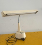 ANTIGA LUMINÁRIA DE MESA ARTICULÁVEL FUNCIONAMENTO DESCONHECIDO . MEDIDAS: 40 CM ALTURA X 50 CM LARGURA