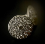 Brinco Antonio Bernardo em ouro branco 750, pavê cravejado de diamantes, pesando 4,34g.