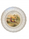 Prato de Parede em Porcelana  Francesa. Design Bowl, de varanda frenestrada. Ao centro graciosa decoração com representação em pintura a mão: Faisão. Mede: 23cm