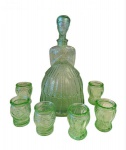 Conjunto / Licoreira VIDRÃO/ com Dama Neoclássica e 5 cálices verdes, sendo 2 intermediários diferentes. Intactos. Mede: 22cm.