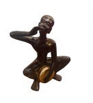 Estátua de porcelana, VINTAGE, representando personagem de cultura afro, tocando tambor e entoando cântico cerimonial. Item raro. Muito bem preservado. Mede: 22cm.
