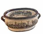 Grande Centro de Mesa, contemporâneo, em faiança, estilo inglês.( COPELAND-ENGLAND). Exímio trabalho ornamental, representando cena do cotidiano. Peça que remonta ao final do séc XIX e início do séc XX.     Mede 59x35cm