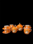 Alemanha / Raro e magnífico conjunto de chá em porcelana Alemã. Destaque para os camafeus em Biscuit. Apenas um pires colado. Demais itens intactos