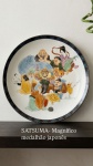 SATSUMA- Magnífico medalhão japonês em porcelana policromada. Decoração representando princesa e sábios orientais. Mede: 40,5 cm.