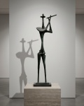 Bruno Giorgi.CANDANGO. Estátua em bronze com 68,5cm de altura.Os Candangos (originalmente chamada de Os Guerreiros) é uma das esculturas mais icónicas do Brasil, criada pelo artista Bruno Giorgi em 1959. A obra em bronze possui oito metros de altura e está localizada na Praça dos Três Poderes, em Brasília, mesmo em frente ao Palácio do Planalto.O Significado e a HistóriaHomenagem: Exalta os mais de 80 mil operários que construíram a nova capital federal.O Termo: Candango era um termo pejorativo usado antigamente para colonizadores, mas transformou-se em sinónimo de pioneirismo e força dos trabalhadores em Brasília.