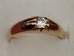 Bonito anel em ouro 750 com brilhante. Aro 18 peso: 3,46 g.