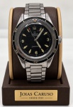 RELÓGIO OMEGA SEAMASTER 300 CAIXA E PULSEIRA EM AÇO MOSTRADOR E FUNDO PRETO, MOVIMENTO AUTOMÁTICO CA