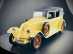 Miniatura Automóvel Clássico  Renault 40 CV (Solido, Ref. 4149) / 1926 / Escala 1:43, fabricada em França pela prestigiada marca Solido, reproduzindo fielmente o icónico Renault 40 CV de 1926. Apresenta carroçaria em tom amarelo-claro, teto rígido amovível/imitando capota em tom escuro, capô dianteiro basculante com acesso ao bloco do motor detalhado, pneus sobressalentes montados lateralmente, jantes raiadas em tom acastanhado com pneus ranhurados e suporte traseiro característico. Med. 04x13x04 cm. Marcas do tempo e de uso.