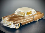Miniatura Vitesse  Cadillac (Escala 1:43), produzida pela prestigiada marca Vitesse em solo português, reconhecida pela sua dedicação ao colecionismo de clássicos automóveis em escala reduzida. O modelo retrata com grande fidelidade um luxuoso coupé americano da Cadillac da década de 1950. ("CADILLAC", "FABRIQUE AU PORTUGAL" e o logótipo da Vitesse 1/43®).