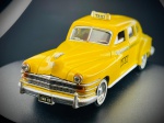 Miniatura Automóvel Clássico  Chrysler Windsor 1946 (Táxi), Carroçaria em acabamento amarelo vivo com sinalética de táxi no tejadilho, inscrições laterais características, para-choques cromados robustos, pneus de faixa branca com jantes clássicas e chassi inferior em metal gravado com as especificações oficiais do fabricante francês. Marcas do tempo e de uso.