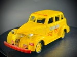 Miniatura Automóvel Clássico  Days Gone Lledo (Yellow Cabs / Táxi), escala 1:43, Carroçaria em acabamento amarelo vivo com tampografia detalhada nas portas ("Yellow Cabs", "City Tours", "Mountain Tours") e na traseira ("24 Hour Service", logótipo circular Yc), para-choques contrastantes e chassi inferior em plástico resistente com as gravações oficiais de fabrico inglês. Marcas do tempo e de uso.