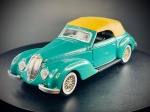 Miniatura Alfa Romeo 2500 Sport (Solido), om carroçaria em tom verde esmeralda e capota amovível em tom amarelo. O modelo apresenta acabamentos cromados de destaque na grelha frontal, para-choques e jantes com pneus de faixa branca. Inclui a capota rígida/amovível que permite alternar a apresentação entre as versões aberta e fechada. Escala 1:43. Marcas do tempo e de uso.