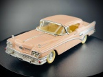 Miniatura Buick Special (Vitesse), apresentando carroçaria em tom salmão/rosa claro, ricos acabamentos cromados em relevo na grelha frontal e nas laterais, interior detalhado em tons claros e pneus de faixa branca. O chassi exibe a gravação de fabrico português da marca Vitesse e a inscrição do modelo. Med. 03x12x04 cm.  Marcas do tempo e de uso.