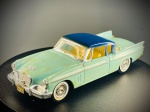 Miniatura Solido  Studebaker 1957 Silver Hawk (Escala 1:43), fabricada em França pela prestigiada marca Solido, reproduzindo com grande rigor o icónico Studebaker Silver Hawk de 1957. ("Solido", "Made in France" e a referência do modelo "Studebaker 1957 Silver Hawk 1/43 09-89"). A peça destaca-se pela sua elegante combinação cromática de carroçaria em tom verde-água (pastel) com tejadilho em azul escuro, complementada por interiores em tons de bege/amarelo claro e detalhados frisos cromados. Apresenta jantes raiadas com pneus de faixa branca e matrículas de época. Marcas do tempo e de uso.