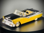 Miniatura Vitesse  Ford Fairlane (Escala 1:43), fabricada em Portugal pela prestigiada marca Vitesse, reproduzindo com excelente nível de detalhe um clássico Ford Fairlane em versão conversível. ("Vitesse", "Ford Fairlane", "1/43" e "Fabriqué au Portugal"). A peça destaca-se pela sua marcante pintura em dois tons (amarelo e preto), complementada por interiores detalhados em tons bege e acabamentos cromados de destaque. Conta com capota recolhida simulada, jantes clássicas com pneus de faixa branca e todos os emblemas característicos da época. Marcas do tempo e de uso.