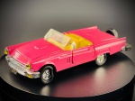 Miniatura Clássica Conversível (Modelo "Thunderbird Style")  Escala 1:43, miniatura de veículo conversível em tom rosa vibrante, com interior em contraste amarelo-claro e volante em destaque.O modelo apresenta ricos detalhes estéticos, incluindo para-choques e grelha cromados, pneu sobressalente ("continental kit") montado na traseira, matrícula decorativa com a inscrição "Paris DLB 303" e portas e capô com mecanismos de abertura que revelam o bloco do motor detalhado. A base inferior em relevo traz a indicação de fabrico e a referência de modelo SS 401-2. Marcas do tempo e de uso.