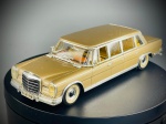 Miniatura Mercedes-Benz 600 Pullman (Vitesse), com carroçaria em tom dourado metalizado, grelha frontal e para-choques cromados em relevo, vidros transparentes, interior detalhado em tons de amarelo/castanho e elegantes pneus de faixa branca com tampas de cubo clássicas. O chassi em relevo exibe toda a identificação oficial da marca Vitesse, a indicação de fabrico português e a especificação do modelo histórico. Med. 03x14x04 cm. Marcas do tempo e de uso.