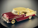 Miniatura Collector's Classics  Chevrolet Bel Air 1955 (Escala 1:43), modelo apresenta um atraente esquema de pintura em dois tons (vermelho escuro e bege/marfim), complementado por capota rígida simulada na cor bege, elegante linha lateral cromada com emblema decorativo "Bel Air", para-choques cromados robustos, pneus de faixa branca com jantes clássicas e chassi detalhado em metal com gravação da marca e número de série. Marcas do tempo e de uso.