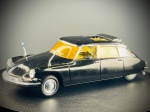 Miniatura Vitesse  Citroën DS (Escala 1:43), miniatura produzida em Portugal pela conceituada marca Vitesse, retratando o lendário Citroën DS em acabamento de carroçaria na cor preta. O modelo destaca-se pelo seu design aerodinâmico icónico, vidros com tonalidade amarelada de época, teto de abrir parcialmente recolhido, pequeno detalhe de antena/haste frontal, interior detalhado com figura de motorista ao volante e acabamentos cromados característicos. Na base inferior constam as gravações de origem ("Vitesse", "Citroën DS" e "Fabriqué au Portugal"). Marcas do tempo e de uso.