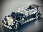 Miniatura Rio  Mercedes-Benz Cabriolet 1937 (Escala 1:43), miniatura colecionável produzida em Itália pela conceituada marca Rio, retratando um clássico e imponente Mercedes-Benz Cabriolet de 1937.   O modelo destaca-se pela sua excelente riqueza de detalhes, incluindo carroçaria em acabamento preto brilhante, rica ornamentação cromada na dianteira com múltiplos faróis auxiliares, capot removível que deixa à vista a réplica detalhada do motor, vidros laterais em estrutura transparente, rodas sobressalentes laterais e chassi inferior detalhado com gravações do fabricante e do ano no metal. Marcas do tempo e de uso.