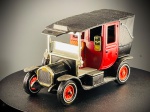 Matchbox Models of Yesteryear  1907 Unic Taxi, miniatura produzida na Inglaterra pela prestigiada linha Models of Yesteryear da Matchbox, reproduzindo fielmente um tradicional Unic Taxi de 1907.   O modelo exibe um excelente nível de detalhamento característico da série, destacando-se pela cabine fechada com acabamento texturizado imitando capota, portas laterais em vermelho vivo, compartimento do condutor aberto com volante detalhado, faróis dianteiros tradicionais e pneus sobressalentes acoplados à lateral da carroçaria. A base metálica inferior traz gravadas as especificações do fabricante, o ano de referência e a identificação do modelo. Dimensões Aproximadas: 05x09x04 cm. Marcas do tempo e de uso.