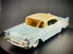 Miniatura Ertl  1957 Chevrolet Two-Door Hardtop (Vintage Vehicles Series), produzida pela conceituada marca Ertl, integrando a sua prestigiada série de veículos vintage. O modelo reproduz fielmente um dos maiores ícones da indústria automóvel americana: o Chevrolet Two-Door Hardtop de 1957.   A miniatura destaca-se pelo design distinto com barbatanas traseiras, grelha e para-choques dianteiros detalhados com acabamento cromado, interior escuro bem definido e a parte inferior detalhada em relevo com as especificações do fabricante e licença oficial da General Motors. Med. 03x11x04 cm. Marcas do tempo e de uso.