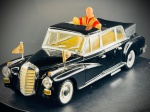 Miniatura Mercedes-Benz 300d Limousine / Landaulet "Popemobile" (1960)  Rio (Escala 1:43), com carroçaria em acabamento preto brilhante, capota traseira recolhida, interior detalhado em tons claros/amarelados, bandeiras do Vaticano aplicadas nos guarda-lamas dianteiros, matrícula oficial "SCV 1" e acompanhada por uma figura em miniatura da figura papal na secção traseira. Marcas do tempo e de uso.