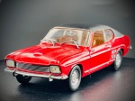 Miniatura Ford Capri 2600 GT (1969)  Detail Cars (Escala 1:43), com carroçaria em tom vermelho vivo, teto em acabamento preto texturado/vinil, interior detalhado em tons claros, matrícula traseira personalizada "DLB 303" e componentes cromados bem preservados. A base inferior apresenta gravadas as inscrições do fabricante, modelo, ano e escala. Marcas do tempo e de uso.