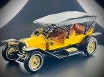 Miniatura Matchbox Models of Yesteryear  1912 Simplex (No. Y-9), com carroçaria em amarelo vivo, tejadilho/capota preto com óculo traseiro, guarda-lamas e chassis pretos, bancos detalhados em tom castanho e acabamentos metalizados em tom dourado/latão, incluindo os aros das rodas com pneus de faixa branca e rodas sobressalentes laterais. Med. Aprox. 4 x 3 x 9 cm. Marcas do tempo e de uso.