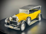 Miniatura Fiat 525N (1929)  Solido (Escala 1:43), carroçaria em tom amarelo vivo com guarda-lamas e estestos em preto, capota em lona preta simulada, portas dianteiras móveis/abertas, interior detalhado com bancos estofados em tom escuro e tablier com acabamento amadeirado. Dispõe de rodas sobressalentes montadas lateralmente, pneus com piso detalhado, para-choques cromados e matrícula decorativa dianteira e traseira ("JO 9400"). Marcas do tempo e de uso.