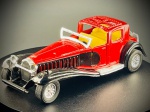 Miniatura Clássica Tipo Vintage / Roadster, carroçaria em tom vermelho vivo combinada com guarda-lamas e estestos pretos, tejadilho decorado com padrão trabalhado e janelas amplas, interior detalhado com assentos em tom amarelo, portas laterais móveis/abertas, pneu sobressalente montado na traseira, para-choques e grelha frontal cromados. Dimensões: Aprox. 12 x 4 x 3 cm. Marcas do tempo e de uso.