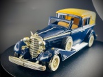 Miniatura 1928 Cadillac V-16 (Ref. Y-16)  Matchbox, Carroçaria em tom azul escuro com capota rígida amarela, interior detalhado em tons claros, faróis dianteiros duplos proeminentes com buzinas cromadas, pneu sobressalente lateral, bem como grelha, para-choques e jantes raiadas com faixa branca. Med. 04x13x04 cm. Marcas do tempo e de uso.