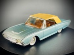 Miniatura Ford Thunderbird 1961  Solido, escala 1:43, carroçaria em tom azul claro metalizado com capota rígida amovível/capot em tom mostarda/bege, interior detalhado em tons acastanhados, capot dianteiro basculante com motor detalhado à vista, e jantes com faixas brancas nos pneus. Marcas do tempo e de uso.