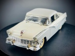 Miniatura Ford Fairlane  Vitesse, escala 1:43, Carroçaria em tons de branco e bege claro, com janelas transparentes, grelha frontal, para-choques, espelhos e frisos laterais detalhados com acabamento metalizado prateado, além de pneus com faixa branca. A base inferior exibe em relevo a marca Vitesse, a escala 1/43, a designação do modelo e a origem de fabrico (Fabriqué au Portugal). Marcas do tempo e de uso.
