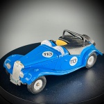 Miniatura MG-TF (Desportivo Clássico)  Corgi, carroçaria em azul brilhante com detalhes prateados, interior em tons contrastantes, volante detalhado, pneu sobressalente montado na traseira e rodas raiadas com pneus em borracha. O modelo dispõe de partes móveis, permitindo a abertura do capô dianteiro para visualização do compartimento do motor. A base inferior exibe em relevo a marca Corgi, a identificação MG-TF e a origem de fabrico (Made in GT. Britain). Med. 03x12x04 cm. Marcas do tempo e de uso.
