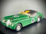 Miniatura Jaguar XK 120  Corgi, Jaguar XK 120 Roadster de competição (em tom verde britânico de corrida - British Racing Green), com o dorsal n.º 6, capota recolhida com suporte de bagagem traseiro e para-brisas duplo recortado do tipo desportivo (speedster). Med. 02x12x04 cm. Marcas do tempo e de uso.
