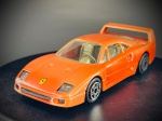 Miniatura Ferrari F40  Bburago, escala 1:43, Ferrari F40, icónico superdesportivo italiano, reproduzido na clássica tonalidade de carroçaria em tom avermelhado/laranja, com a emblemática aleta traseira integrada (spoiler), entradas de ar laterais detalhadas e o logótipo da marca aplicado no capot. (Made in Italy, gravado na base). Marcas do tempo e de uso.