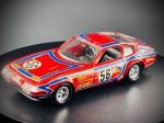 Miniatura em metal  Ferrari 365 GTB/4  Solido,  escala 1:43, produzida em França pela conceituada marca Solido, reproduzindo a lendária Ferrari 365 GTB/4 em versão decorada para competições automóveis.   A peça apresenta uma marcante pintura em tom vermelho com detalhes gráficos em azul e branco, o emblemático número 56 nas portas, capot e traseira, além de patrocínios clássicos de época (como Bosch, Cibié, Ferodo, Dunlop e Esso). Conta com portas laterais operacionais e chassi inferior em metal com as gravações de fabrico e escala. Marcas do tempo e de uso.