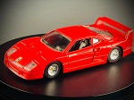 Miniatura em metal  Ferrari F40  Bburago, escala 1:43, produzida pela conceituada marca Bburago, reproduzindo fielmente o icónico supercarro Ferrari F40.   A peça apresenta carroçaria em metal na tradicional cor vermelha da escuderia, interior detalhado e portas laterais operacionais. Dispõe de cobertura traseira transparente que deixa à vista a miniatura do motor. Marcas do tempo e de uso.