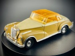 Miniatura Mercedes-Benz 300 S  Corgi, Mercedes-Benz 300 S, clássico de luxo em tom bege/dourado com teto rígido amovível/em tom acastanhado, grelha frontal imponente com ornamento da marca, para-choques e frisos cromados, matrículas decorativas e emblemas detalhados na carroçaria. Med. 05x13x05 cm. Marcas do tempo e de uso.