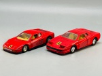 Lote de Miniaturas Ferrari Testarossa (Desportivos Clássicos), Duas unidades do icónico supercarro Ferrari Testarossa em tom vermelho clássico, caracterizadas pelas emblemáticas entradas de ar laterais em riscas, faróis escamoteáveis (num dos exemplares com mecanismo aberto e emblema do cavalo rampante no capô), interior detalhado em tons claros com tablier e volante desportivos, e jantes de liga leve de época.  Med. 03x12x05 cm e 03x11x04 cm. Marcas do tempo e de uso.