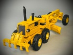 Miniatura de Niveladora / motoniveladora Caterpillar 140B, Motoniveladora industrial (Caterpillar 140B) na cor amarela clássica, com posto de condução aberto equipado com volante e assento pretos, escapes verticais duplos, grelha frontal perfurada com a inscrição "CATERPILLAR", lâmina central niveladora ajustável e escarificador traseiro multidentado. "SUPERMIN", a referência "ARPRA", a escala "1:50" e a origem "MADE IN BRAZIL", além de inscrições laterais identificativas do modelo "140B" e emblemas "CAT". Med. 06x19x05 cm. Marcas do tempo e de uso.