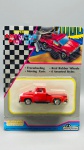 Miniatura em metal  Superior American Pick Up  Sunnyside, miniatura da linha Superior American Pick Up produzida pela Sunnyside. O modelo apresenta carroçaria em metal fundido (die cast metal) na cor vermelha vibrante, realçada por um motor com sobressalente exposto no capô, acabamentos interiores detalhados e jantes cromadas com pneus de borracha genuína. A embalagem original exibe um atraente design gráfico quadriculado em estilo de corrida e ilustrações vintage de época.