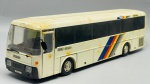Miniatura em metal  Autocarro Iveco 370S Turbo, miniatura de autocarro reproduzindo fielmente o icónico Iveco 370S Turbo. A peça apresenta carroçaria em tom claro com faixas decorativas laterais nas cores azul, vermelha e amarela, além de inscrições alusivas ao modelo. O modelo conta com janelas escurecidas, detalhes de grelhas de ventilação traseiras e chassi inferior detalhado em vermelho. Med. 07x26x06 cm. Marcas do tempo e de uso.