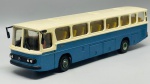 Miniatura em metal  Autocarro Mercedes-Benz O 352 (Supermini / Arpra), miniatura de fabrico brasileiro produzida pela Supermini / Arpra na escala 1:50. O modelo reproduz o icónico autocarro urbano e rodoviário Mercedes-Benz O 352, apresentando carroçaria em dois tons (azul metálico e teto em tom claro), interior detalhado com assentos em tom amarelo-alaranjado, vidros fumados e chassis detalhado em metal. Med. 05x23x05 cm.Marcas do tempo e de uso.